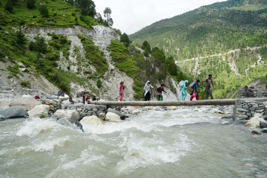 चीनसँग जोडिएको सडकमा पक्की पुल नहुँदा बन्द, ३५ बस्तीका स्थानीय जोखिम मोल्न बाध्य